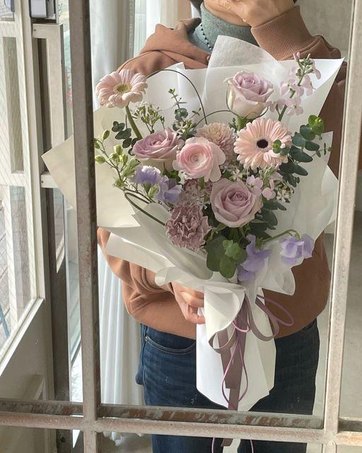 Corporate meeting room with carefully timed floral arrangements that maintain elegance throughout business hours